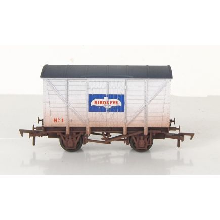 Dapol 4F-012-064 OO Gauge 12 Ton Ventilated Van Birds Eye No.1 Weathered