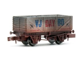 Dapol 2F-071-105 N Gauge 7 Plank Open Wagon VJ 80th Anniversary Airforce Weathered