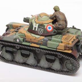 Tamiya 35373 French Light Tank R35 Plastic Kit