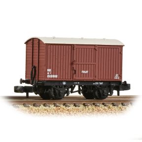 Graham Farish 377-987 N Gauge LNER 12 Ton Fruit Van Planked Ends LNER Bauxite